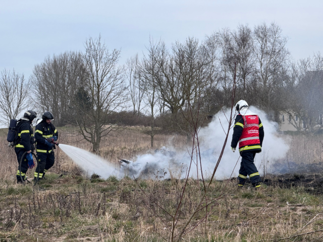 Brandvæsnet slukker brand på mark