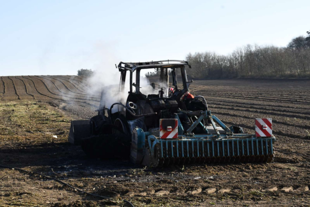 Røgen vælter op fra udbrændt traktor