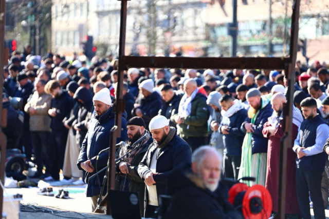 Allahu akbar på Rådhuspladsen: Trafikal kaos på vejene i København