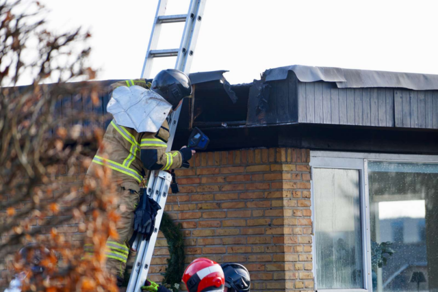 Arbejde med tagpap starter brand på villavej