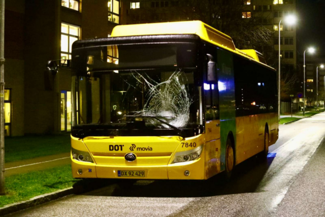 Unge drenge går amok i bussen: Smadrer både en rude og chaufføren