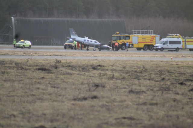 Fly knækker næsehjul under landing