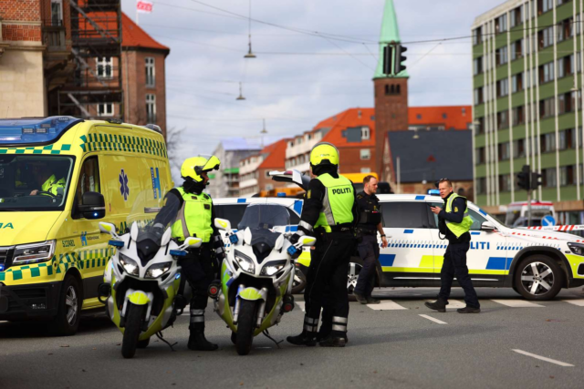 Voldsomt færdselsuheld spærrer trafikken: Kvinde kørt ned af varebil