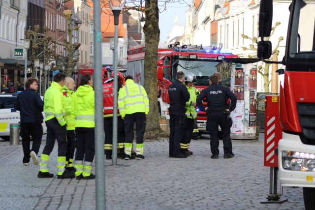 Drama på torv: ‘Mange ambulancefolk står klar til at hjælpe’