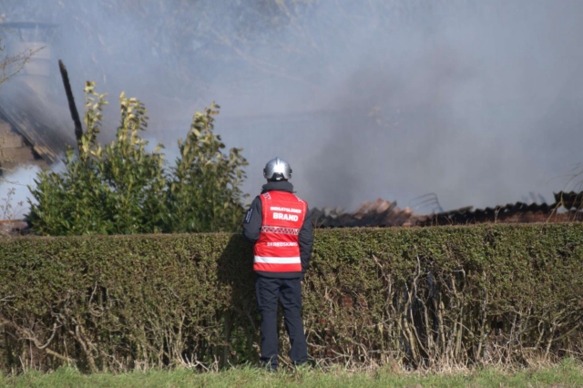 Luk alle døre og vinduer: Voldsom brand i gang på stor gård