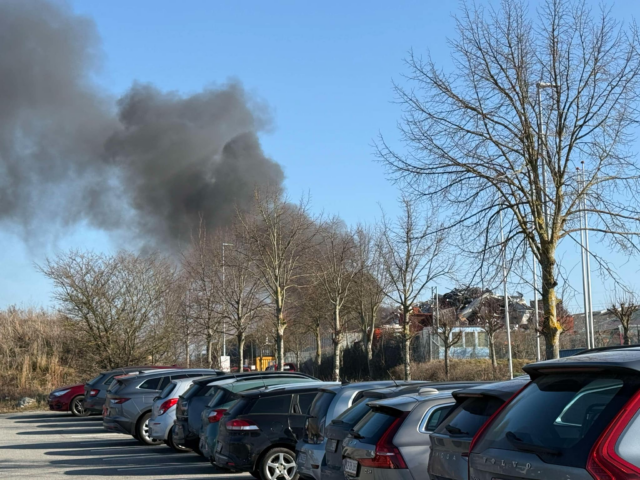 Voldsom affaldsbrand: Røgen driver over motorvejen