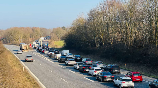 Alle spor spærret på motorvej: Massiv kø på flere kilometer