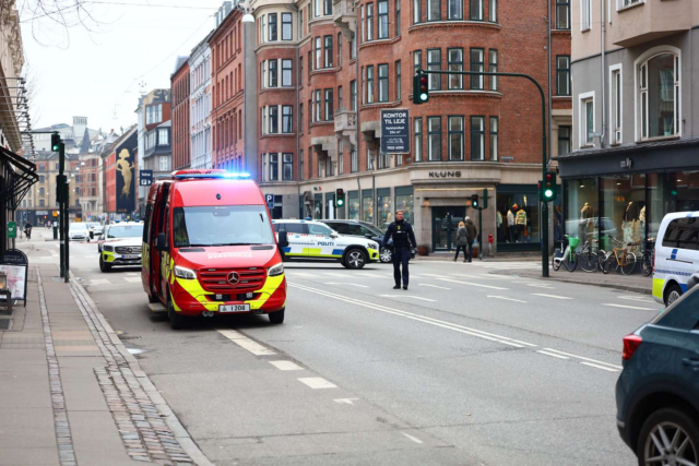 Hovedstaden: Vej spærret under lejlighedsbrand