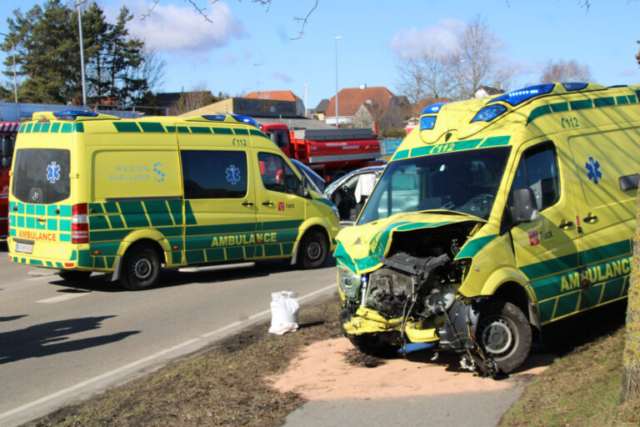 Ambulance med patient brager sammen med personbil