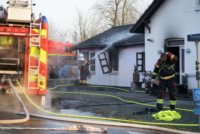 Hund fanget i flammerne: Store skader efter husbrand