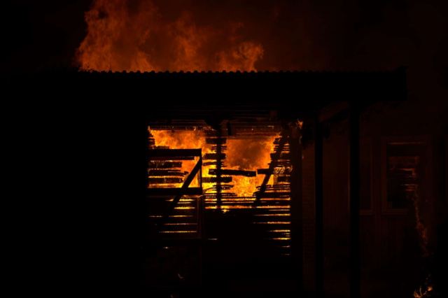 Gigantiske flammer i villakvarter