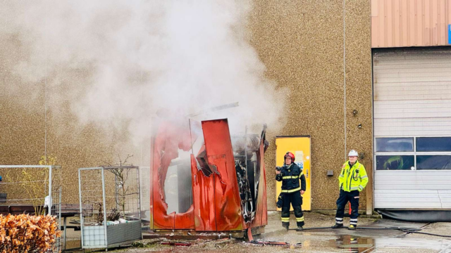 Brand i industrikvarter sender brandvæsenet på udrykning