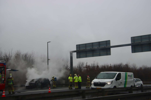 Spærret på motorvejen: Bilbrand sender store røgskyer mod himlen