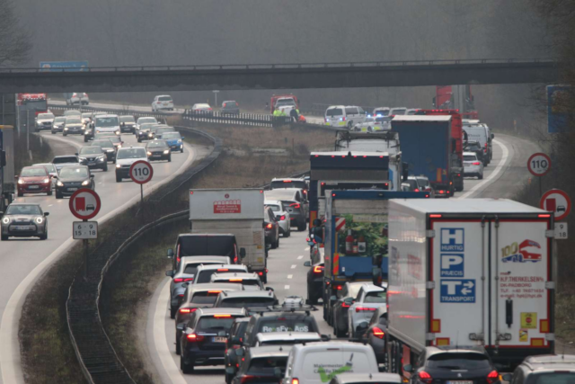 Op til en times forlænget rejsetid: Massiv kø efter uheld på motorvej