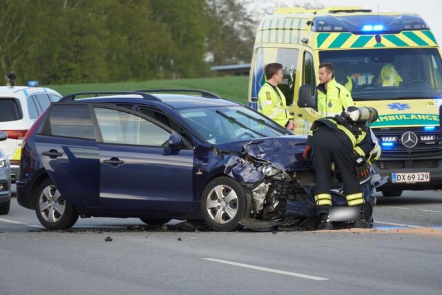 Flere ambulancer haster ud til voldsomt uheld
