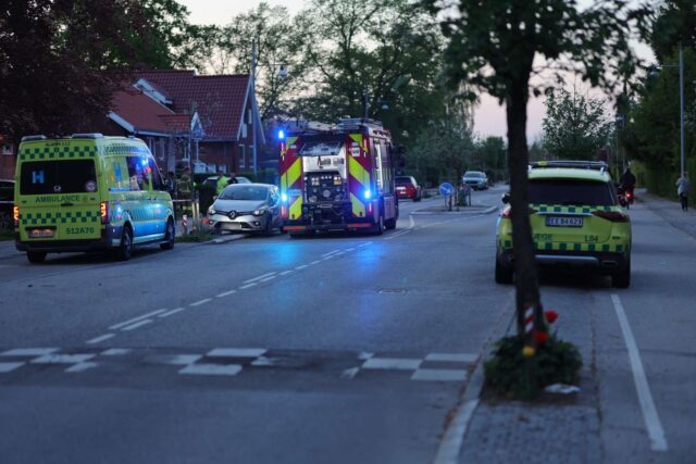 Bil brager ind i have på Vestegnen