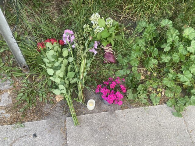 Ældre kvinde kørt ihjel på busstoppested: Mindet med blomster