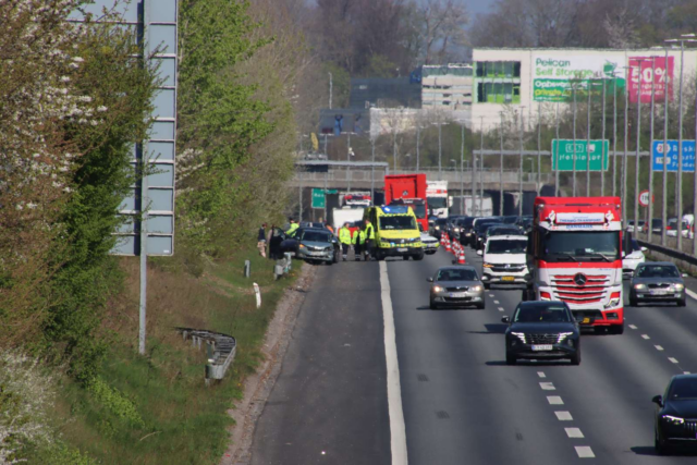 Ambulance ankommet: Kæmpe motorvejskaos på Vestegnen