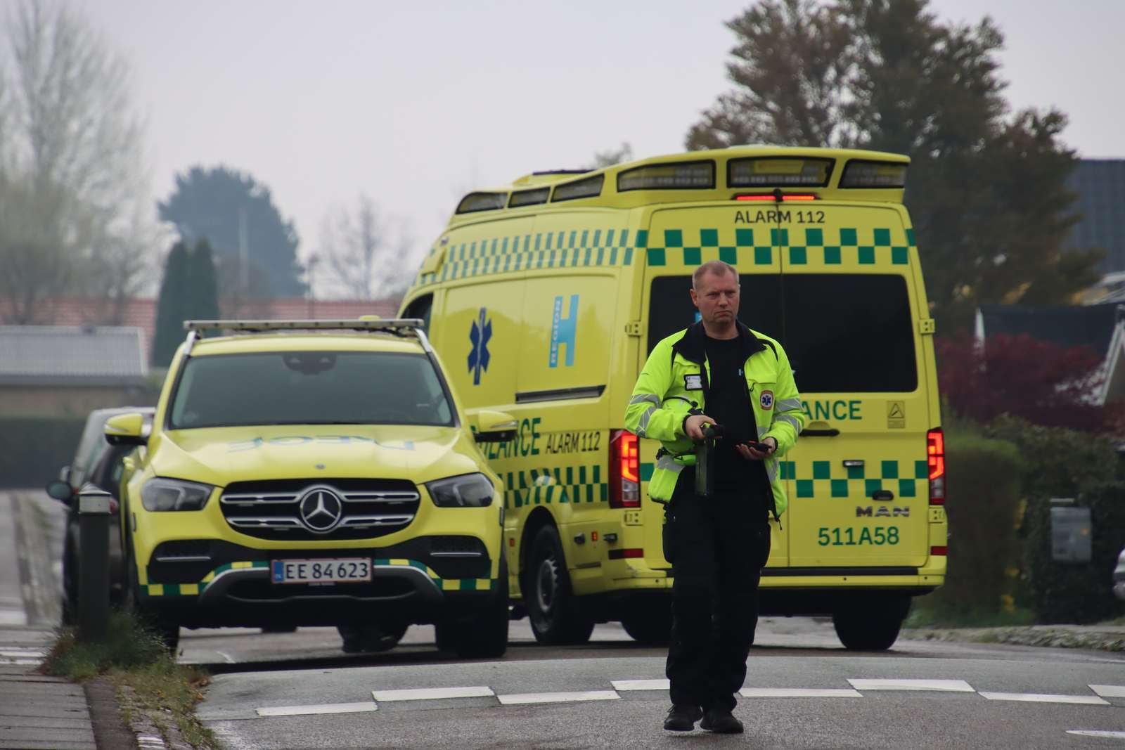 Herlev: Akutlægebil og ambulance på villavej