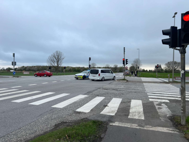 Hårdt sammenstød i trafikeret kryds