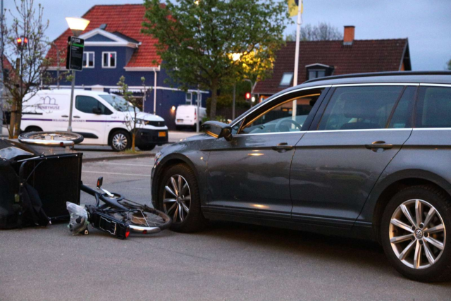 Cyklist påkørt på Amager: Blå blink haster ud