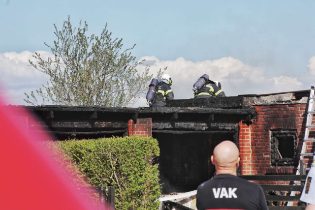 Adskillige brandfolk knokler: Carport helt forkullet