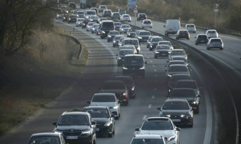 motorvej fyldt med bilmærke og bilmærker