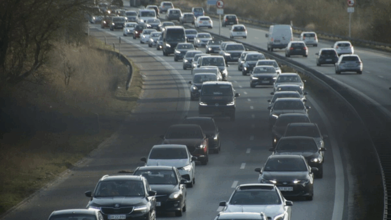 motorvej fyldt med bilmærke og bilmærker