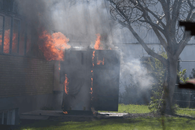 Brandvæsenet kæmper mod voldsomme flammer