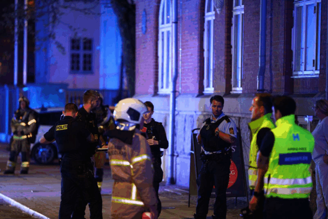 Blå blink haster til ambassade i København