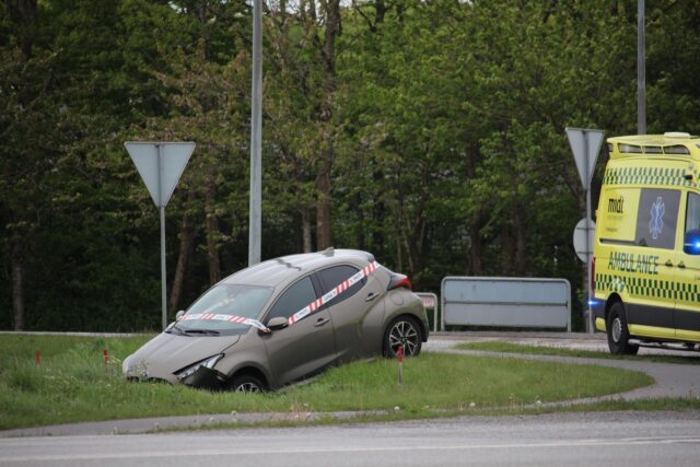 Tarm: Bil drøner i grøften