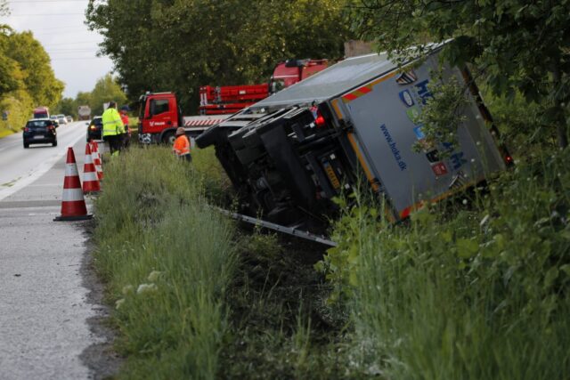 Lastbil vælter ved stor vej