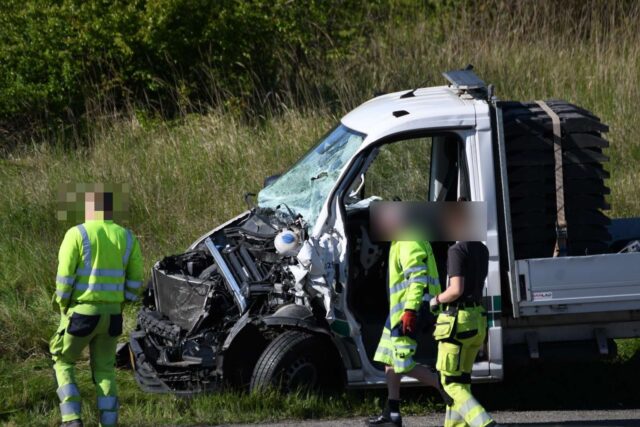 Stort uheld på motorvejen skaber lang kø: Person sidder fastklemt derude