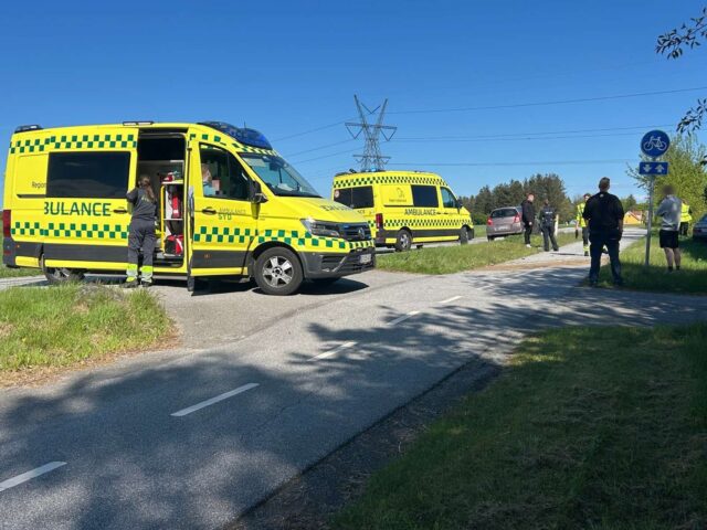 Flere ambulancer haster til alvorligt sammenstød