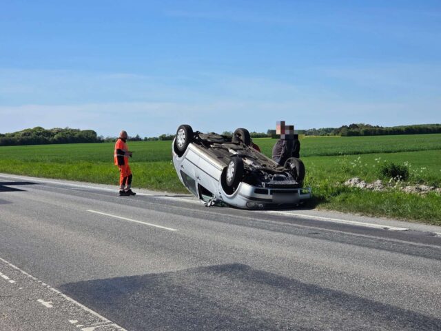 Voldsomt færdselsuheld: Bilen lander på taget