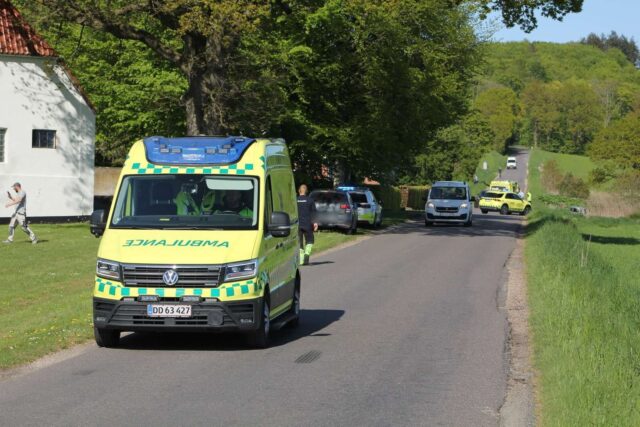 Død på stedet: Bil lander i grøft efter voldsom ulykke