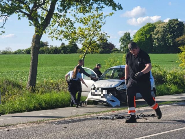 Hårdt sammenstød spærrer vej delvist