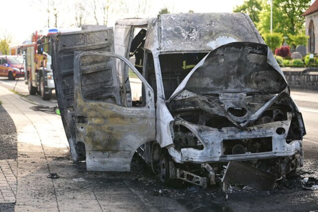‘Fuld overtændt’: Kraftige flammer spærrer villavej