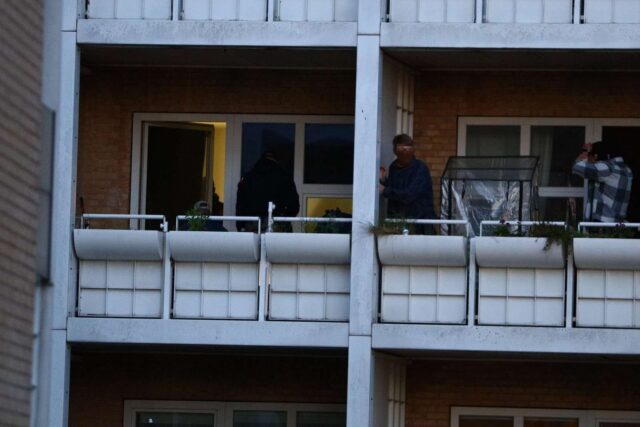 Aktionsstyrken rykker ud: Mand holder børn fanget i lejlighed