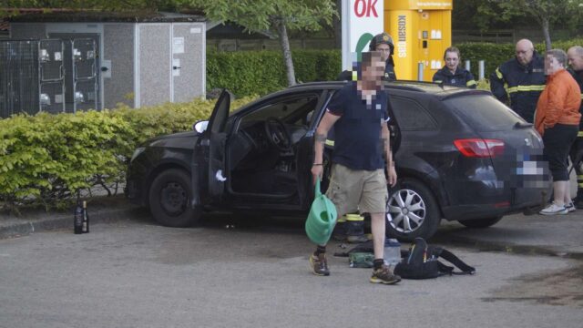 Bil brudt i brand ved SuperBrugsen