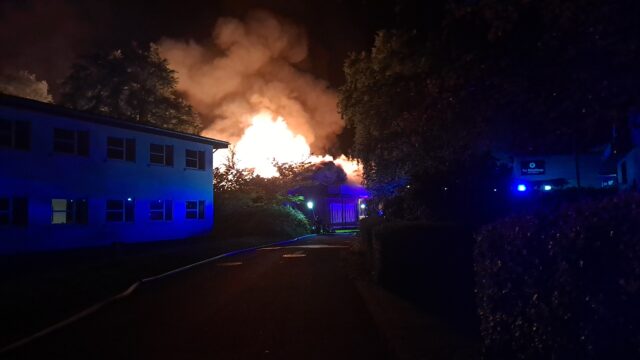 Storbrand i butikker: Flammerne truer nærliggende hotel