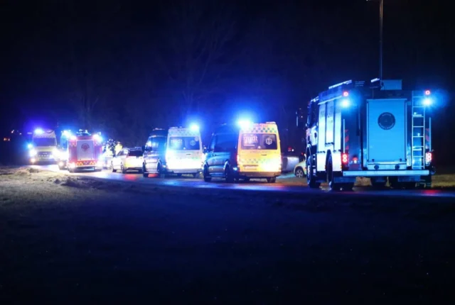 Flere personer fastklemt i biluheld