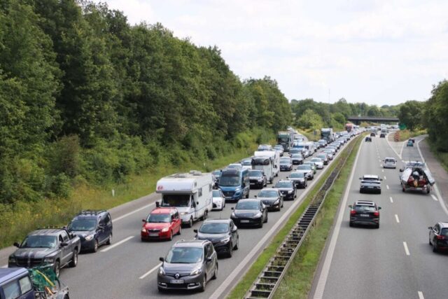 Lastbil ved at vælte ved stor vej
