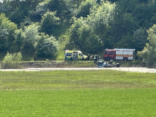Traktor vælter i sø: Meldinger om fastklemt mand