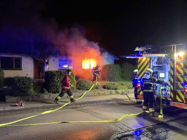 LIGE NU: Villa i massive flammer