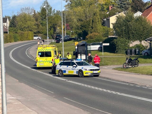 Motorcyklist kolliderer med bil: Hastet på hospitalet