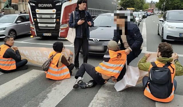 Demonstranter sætter prop i trafikken: Bilist presser sig gennem blokade