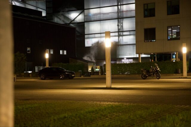 Brand på fjernvarme-anlæg: Røg stiger op fra bygningen