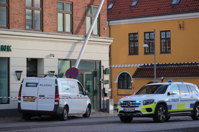 Besynderligt uheld i Glostrup: Smadrer ind i lygtepæl