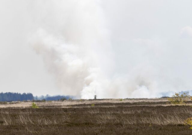 Kæmpe brand i militært område: Påvirker flere tusinde kvadratmeter